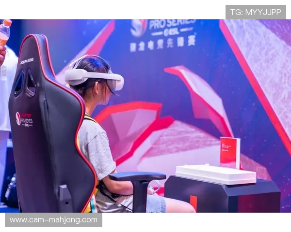 【全球电竞赛事·人物·特写》家庭支持系统：父母现场观赛为儿子加油