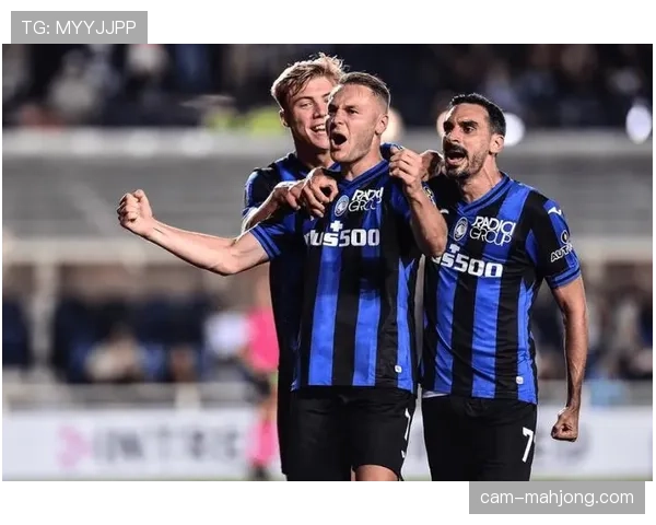 VAR长时间介入检查，确认亚特兰大进球前是否防守犯规