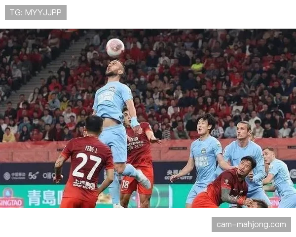 比赛中段因球迷投掷物品中断十分钟，主裁警告将判负